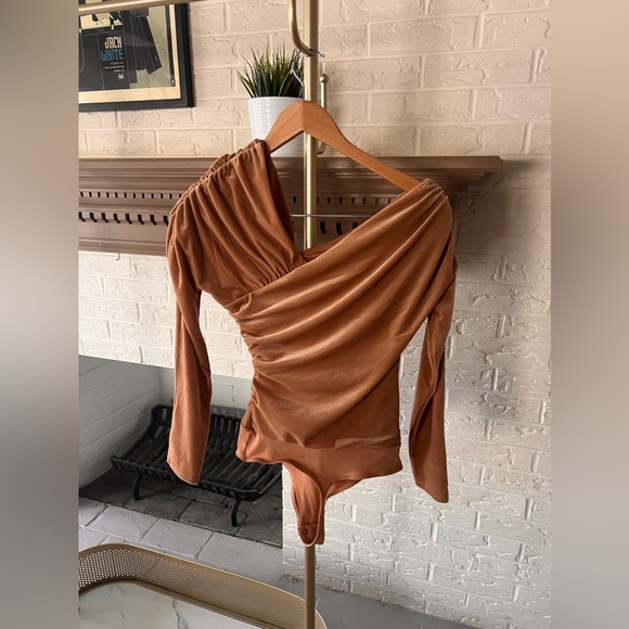 Body Contour Velvet Off The Shoulder Asymmetrical Thong Bodysuit - Picture 2 of 6